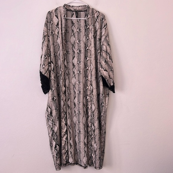 Torrid Curve Women’s Coverup Size 1 Grey and Black Snake Print - Picture 1 of 7